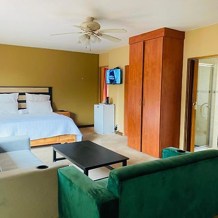 C And C Guest House/ Bed And Breakfast Pretoria-Noord Εξωτερικό φωτογραφία