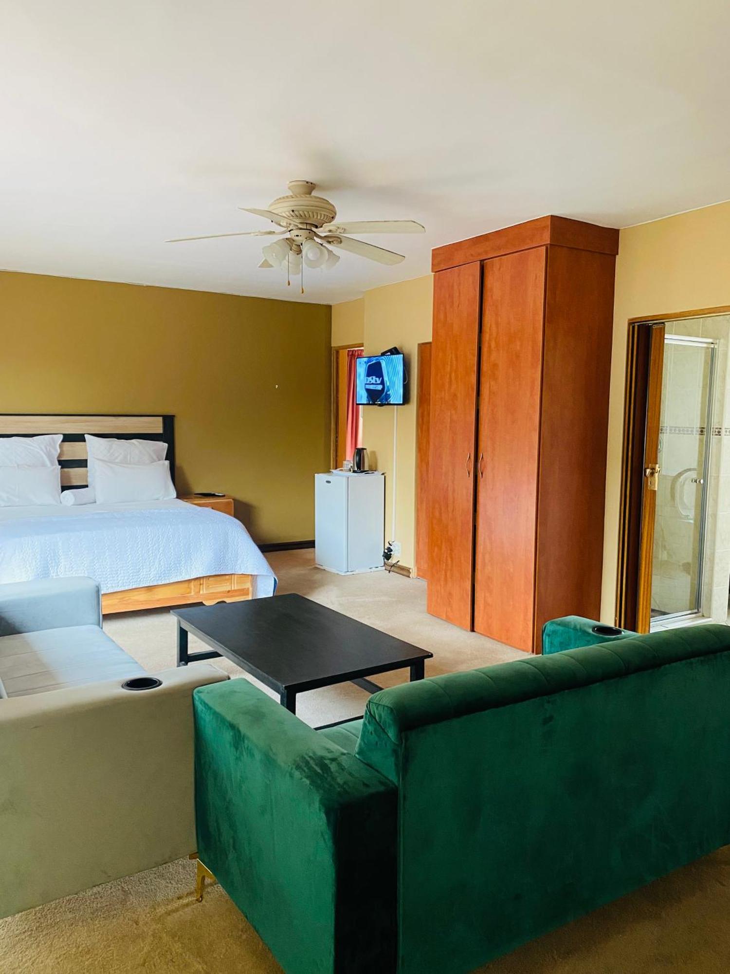 C And C Guest House/ Bed And Breakfast Pretoria-Noord Εξωτερικό φωτογραφία