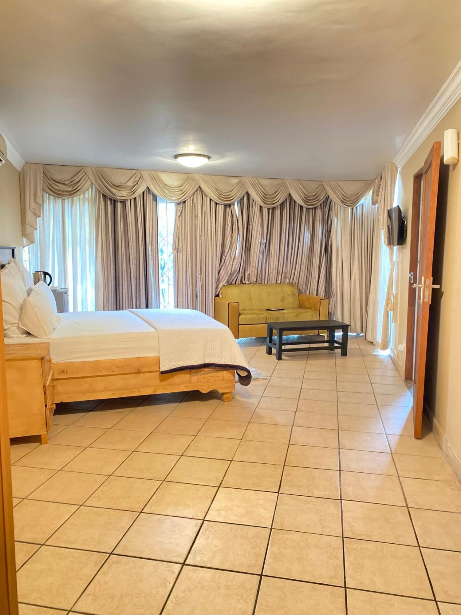 C And C Guest House/ Bed And Breakfast Pretoria-Noord Εξωτερικό φωτογραφία